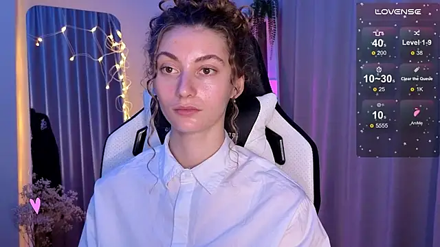 Snapshot of lady_curls chatting on 7, 3, 2025 lady curls online show from 7, 3, 2025