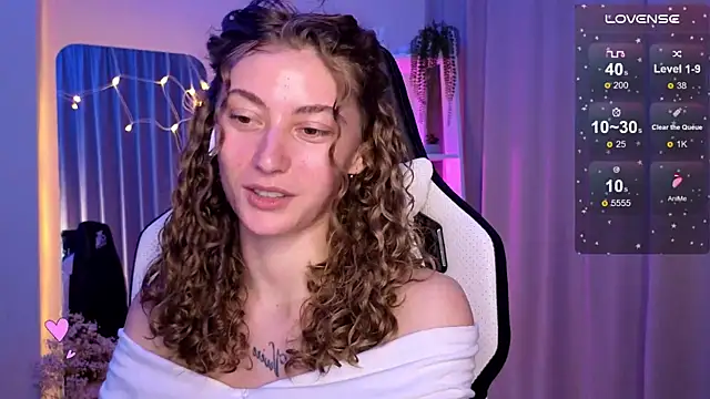 Snapshot of lady_curls chatting on 12, 3, 2025 lady curls online show from 12, 3, 2025