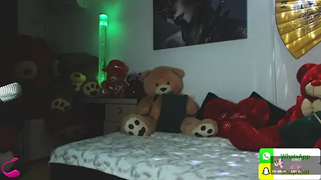 EvelynAisha online show from 5, 3, 2025