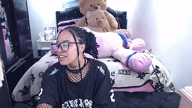 Snapshot of devi_black13_ chatting on 5, 4, 2026 devi black13 online show from 5, 4, 2026