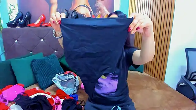 Snapshot of LauraSin chatting on 5, 10, 2025 LauraSin online show from 5, 10, 2025