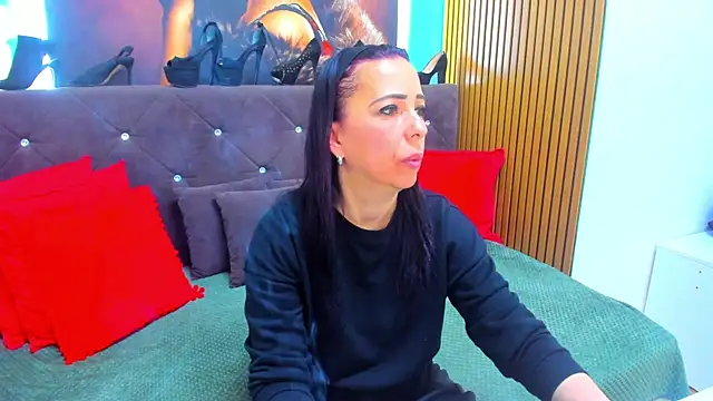 Snapshot of LauraSin chatting on 24, 4, 2026 LauraSin online show from 24, 4, 2026