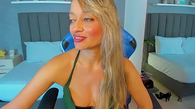 Snapshot of emma_collson chatting on 4, 10, 2025 emma collson online show from 4, 10, 2025