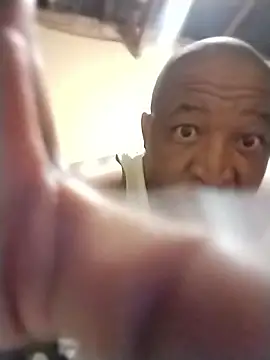 Snapshot of surger chatting on 15, 12, 2025 surger online show from 15, 12, 2025