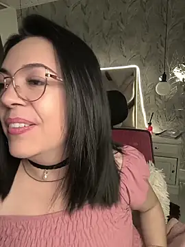 Snapshot of Bella_fournier chatting on 5, 4, 2026 Bella fournier online show from 5, 4, 2026