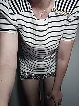 Snapshot of NEW_CRYSTAL chatting on 14, 11, 2025 NEW CRYSTAL online show from 14, 11, 2025