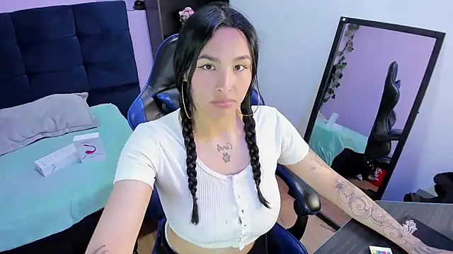 ChloeeTompson  online show from 22, 10, 2025