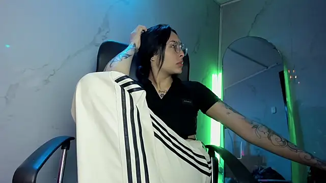 ChloeeTompson  online show from 12, 11, 2025