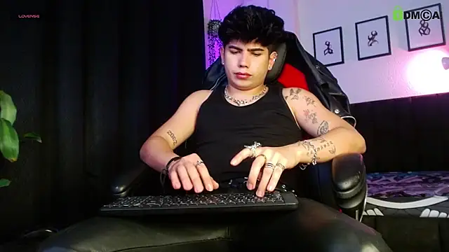 Snapshot of LyleBennett_ chatting on 28, 4, 2026 LyleBennett online show from 28, 4, 2026