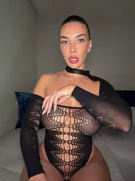 Snapshot of krissiswrld- chatting on 7, 4, 2026 krissiswrld- online show from 7, 4, 2026