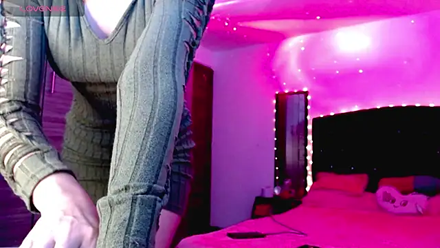 Snapshot of holy_juli chatting on 11, 11, 2025 holy juli online show from 11, 11, 2025