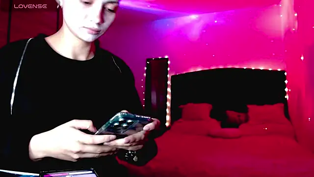 Snapshot of holy_juli chatting on 2, 12, 2025 holy juli online show from 2, 12, 2025