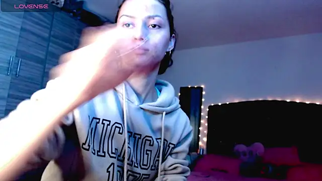 Snapshot of holy_juli chatting on 16, 12, 2025 holy juli online show from 16, 12, 2025