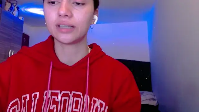 Snapshot of holy_juli chatting on 2, 6, 2026 holy juli online show from 2, 6, 2026
