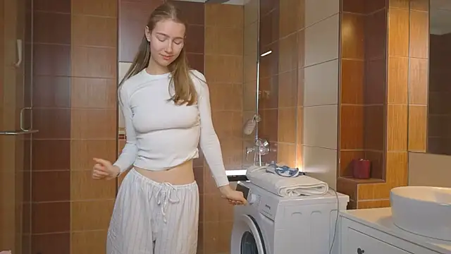 Snapshot of solar_bella chatting on 3, 1, 2025 solar bella online show from 3, 1, 2025