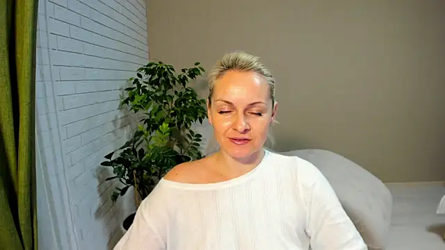 Snapshot of Alicee_Gracee chatting on 2, 2, 2025 Alicee Gracee online show from 2, 2, 2025