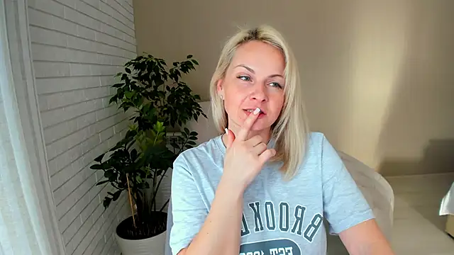 Snapshot of Alicee_Gracee chatting on 3, 2, 2025 Alicee Gracee online show from 3, 2, 2025