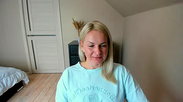 Snapshot of Alicee_Gracee chatting on 13, 10, 2025 Alicee Gracee online show from 13, 10, 2025