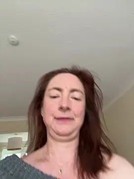 Snapshot of LouiseTswing chatting on 10, 1, 2025 LouiseTswing online show from 10, 1, 2025