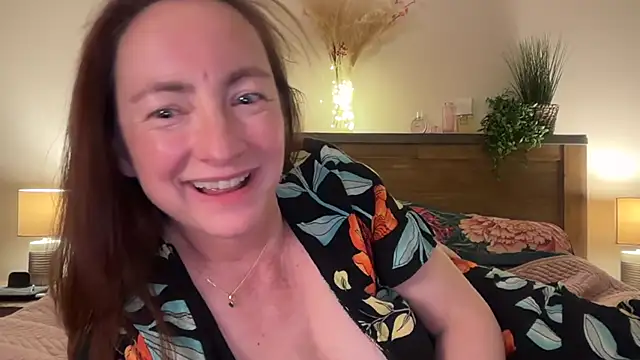 Snapshot of LouiseTswing chatting on 6, 2, 2025 LouiseTswing online show from 6, 2, 2025