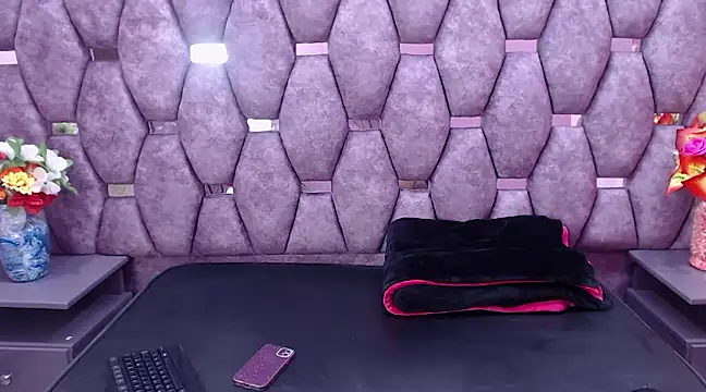 Miaa Thopmson online show from 19, 12, 2024