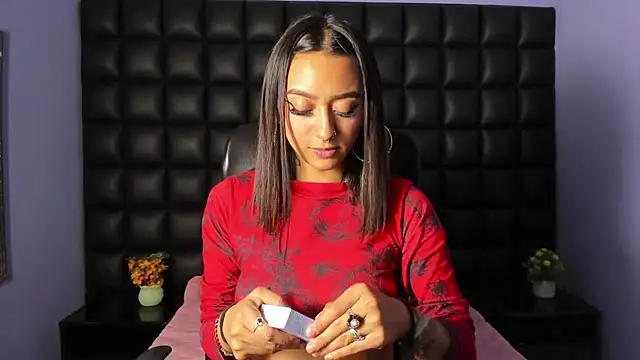 Miaa Thopmson online show from 25, 9, 2025