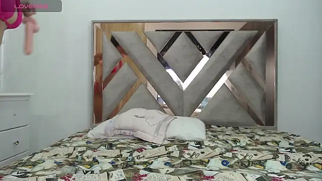 CorinaSmith28 online show from 13, 4, 2026