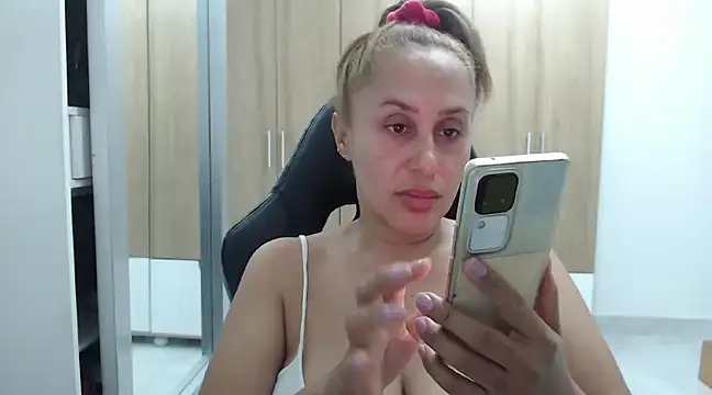 Snapshot of RoxanaLove9 chatting on 24, 12, 2024 RoxanaLove9 online show from 24, 12, 2024