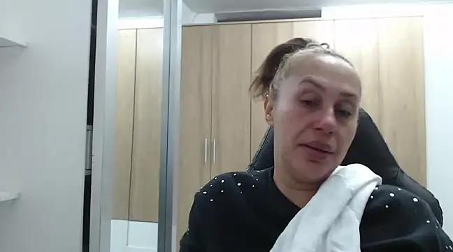 Snapshot of RoxanaLove9 chatting on 4, 1, 2025 RoxanaLove9 online show from 4, 1, 2025