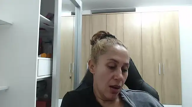 Snapshot of RoxanaLove9 chatting on 5, 1, 2025 RoxanaLove9 online show from 5, 1, 2025