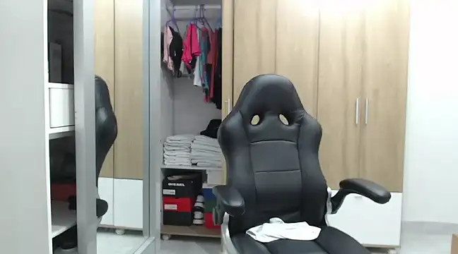 Snapshot of RoxanaLove9 chatting on 28, 1, 2025 RoxanaLove9 online show from 28, 1, 2025