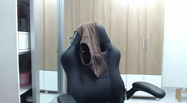 Snapshot of RoxanaLove9 chatting on 5, 2, 2025 RoxanaLove9 online show from 5, 2, 2025