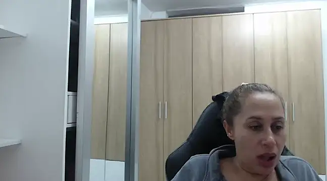 Snapshot of RoxanaLove9 chatting on 13, 2, 2025 RoxanaLove9 online show from 13, 2, 2025