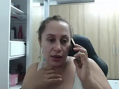 Snapshot of RoxanaLove9 chatting on 14, 2, 2025 RoxanaLove9 online show from 14, 2, 2025