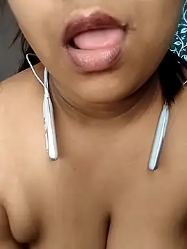 Hottyalia online show from 4, 3, 2025