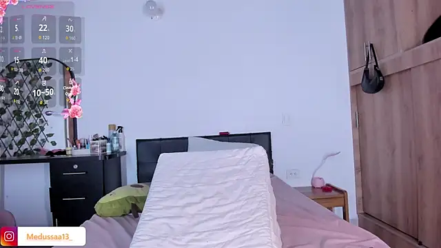 medussa13  online show from 15, 4, 2026