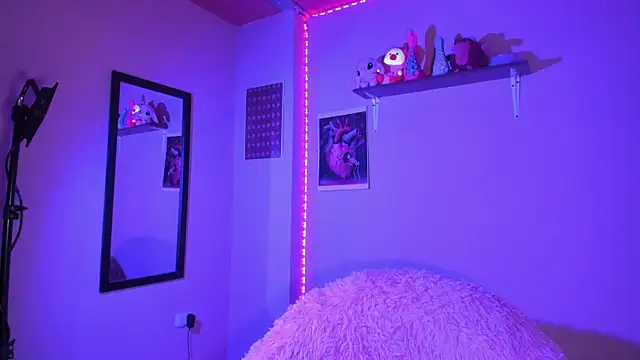 MadelineBenet online show from 15, 12, 2024