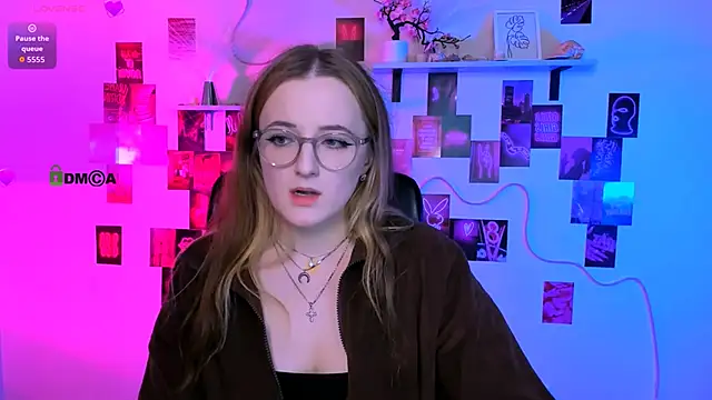 luna berryy online show from 14, 4, 2026