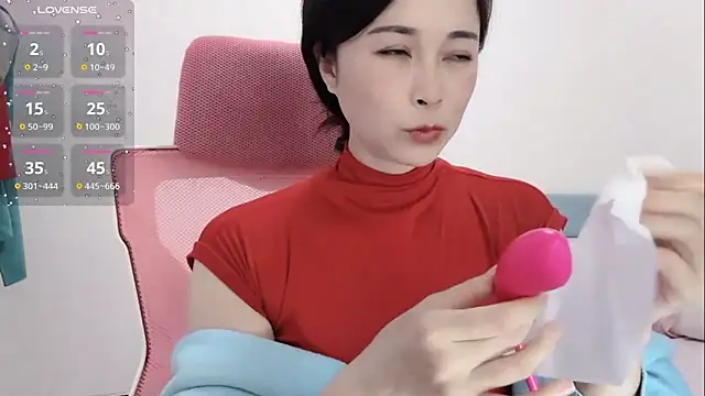 Qwi-V1 online show from 18, 1, 2025