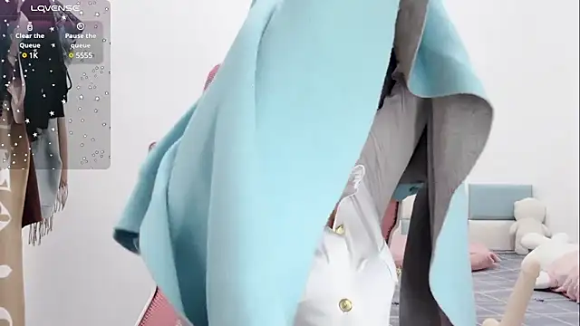 Qwi-V1 online show from 9, 2, 2025