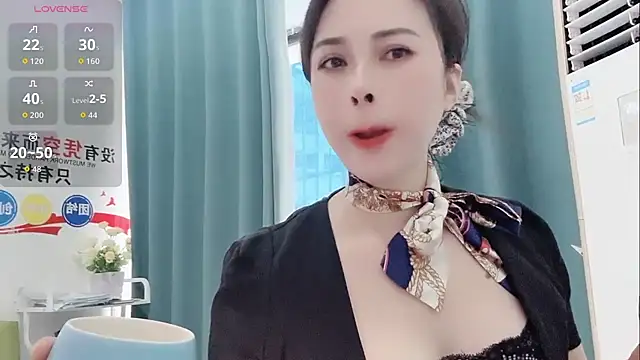 Qwi-V1 online show from 31, 10, 2025