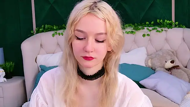 NaomiLoys online show from 6, 3, 2025