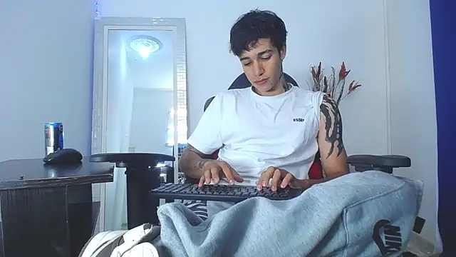 Snapshot of Zacktk7 chatting on 4, 2, 2025 Zacktk7 online show from 4, 2, 2025