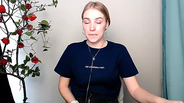 Snapshot of Queen_ofLove chatting on 17, 3, 2026 Queen ofLove online show from 17, 3, 2026