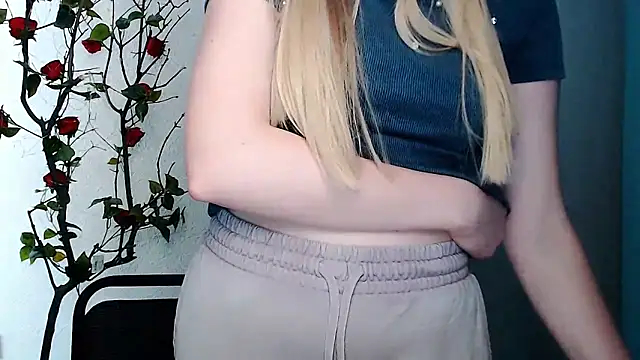 Snapshot of Queen_ofLove chatting on 1, 4, 2026 Queen ofLove online show from 1, 4, 2026