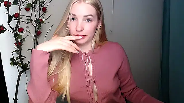 Snapshot of Queen_ofLove chatting on 6, 4, 2026 Queen ofLove online show from 6, 4, 2026