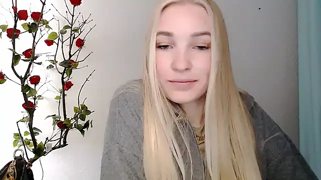 Snapshot of Queen_ofLove chatting on 9, 4, 2026 Queen ofLove online show from 9, 4, 2026