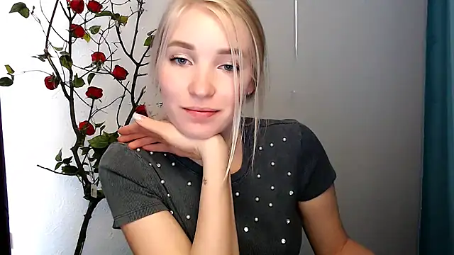 Snapshot of Queen_ofLove chatting on 14, 4, 2026 Queen ofLove online show from 14, 4, 2026