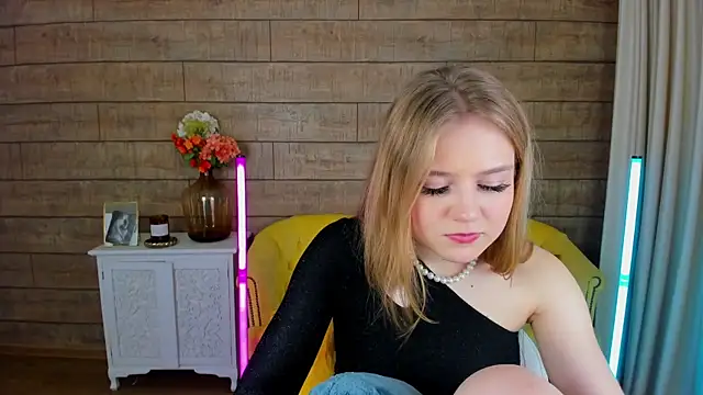 Snapshot of SelinSwarovski chatting on 4, 2, 2025 SelinSwarovski online show from 4, 2, 2025