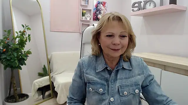 Milla Cutie18 online show from 26, 2, 2025